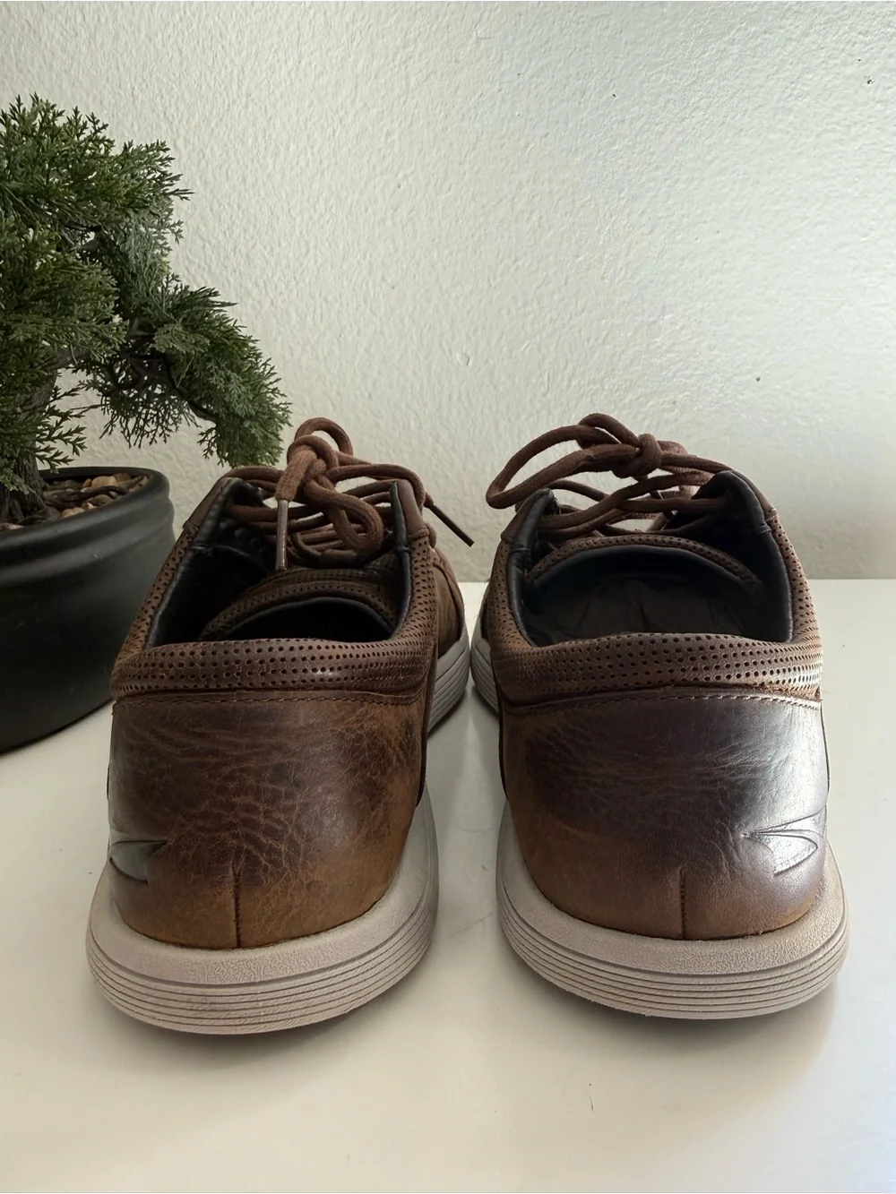 Altra cayd 990 men size 7 Brown Low-Top Perforated Leather Sneakers